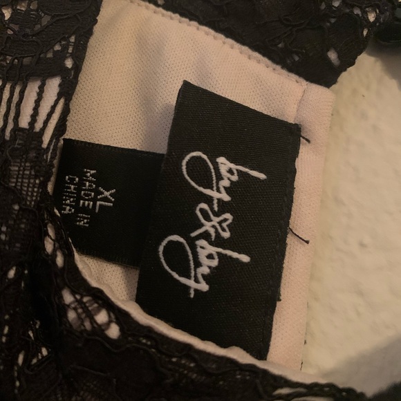 Lace Sleeveless Neck High Top - Picture 6 of 6